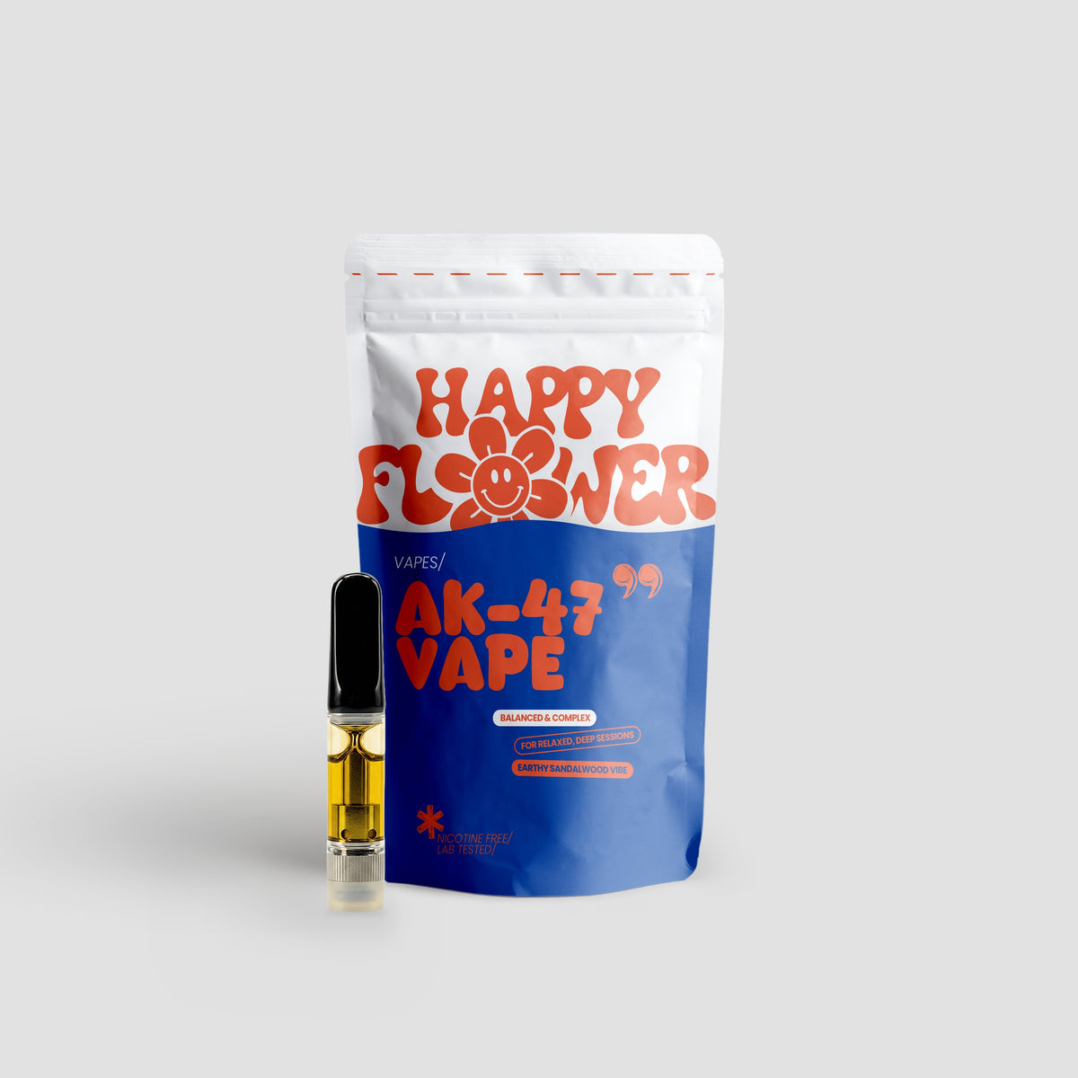 Happy Flower AK-47 Vape mit weiß-blauer Standbeutel-Verpackung und Vape-Kartusche mit goldfarbener Flüssigkeit auf hellem Hintergrund.
