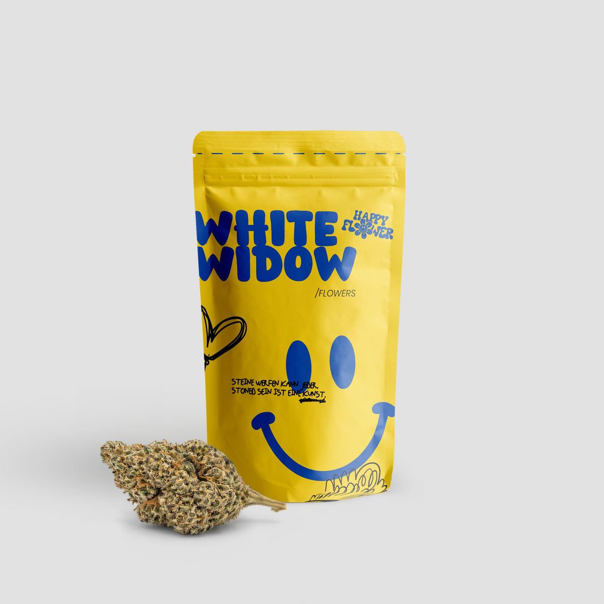Happy Flower White Widow Flowers in gelber Standbeutel-Verpackung mit einer großen Cannabisblüte im Vordergrund auf hellem Hintergrund.