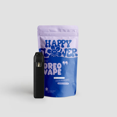 Happy Flower Oreo Vape mit blau-lilafarbener Standbeutel-Verpackung und schwarzem Vape-Gerät auf hellem Hintergrund.