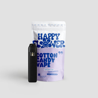 Happy Flower Cotton Candy Vape mit weiß-lilafarbener Standbeutel-Verpackung und schwarzem Vape-Gerät auf hellem Hintergrund.
