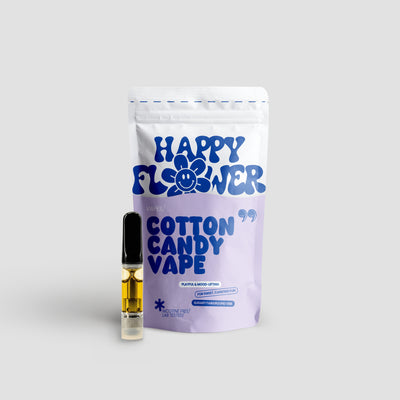 Happy Flower Cotton Candy Vape mit weiß-lilafarbener Standbeutel-Verpackung und Vape-Kartusche mit goldfarbener Flüssigkeit auf hellem Hintergrund.