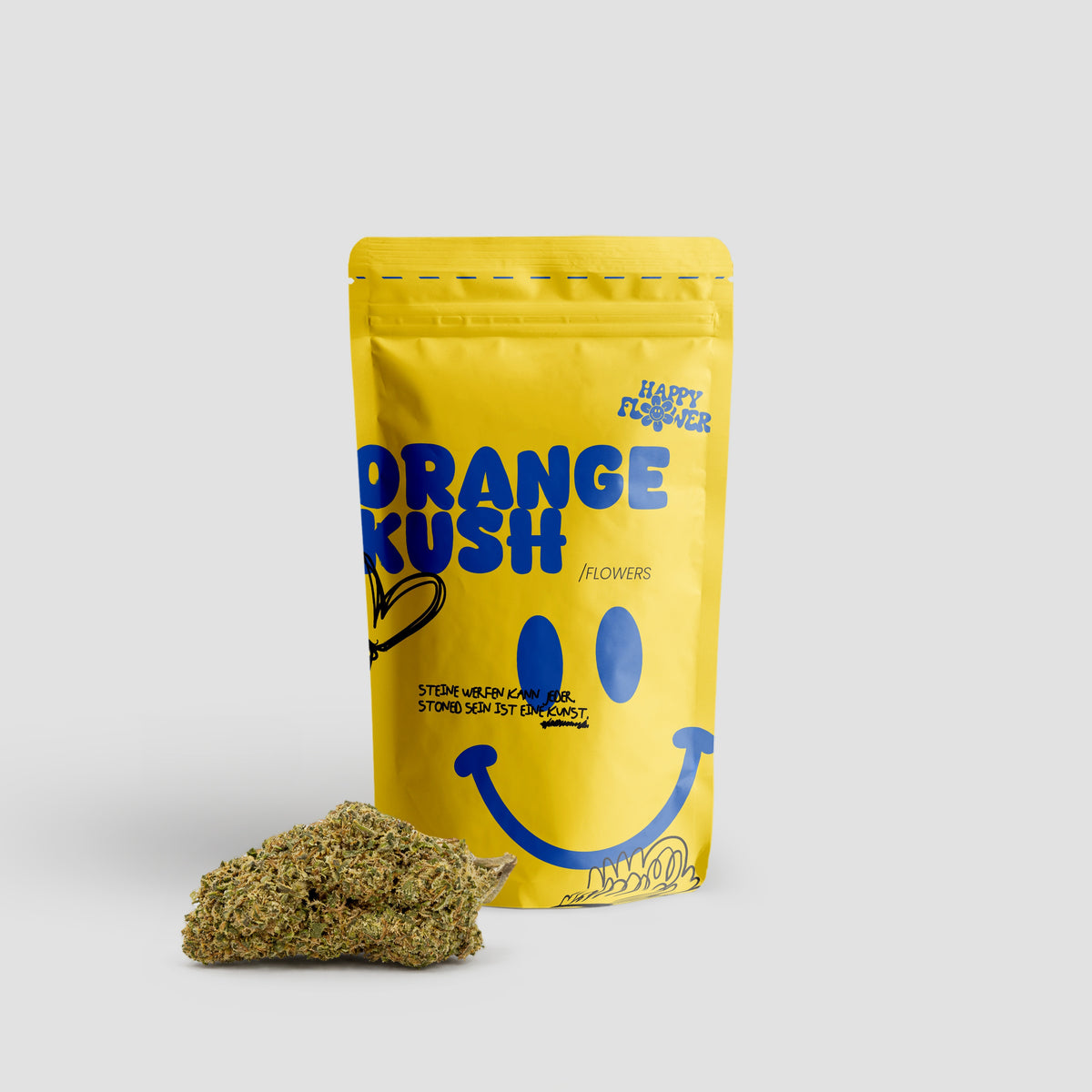 Happy Flower Orange Kush Flowers in gelber Standbeutel-Verpackung mit einer großen Cannabisblüte im Vordergrund auf hellem Hintergrund.