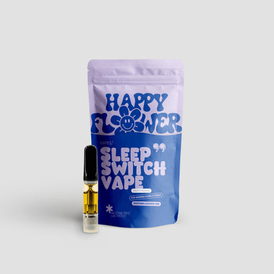 Happy Flower Sleep Switch Vape mit blau-lilafarbener Standbeutel-Verpackung und Vape-Kartusche mit goldfarbener Flüssigkeit auf hellem Hintergrund.