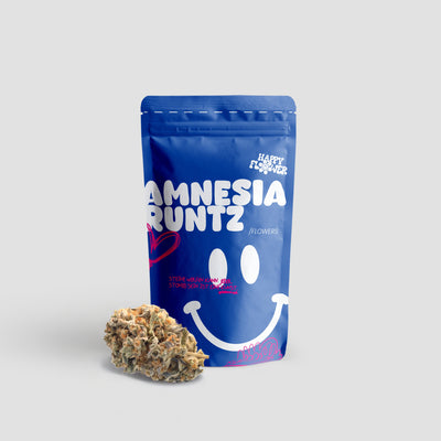 Happy Flower Amnesia Runtz Flowers in blauer Standbeutel-Verpackung mit einer Cannabisblüte im Vordergrund auf hellem Hintergrund.
