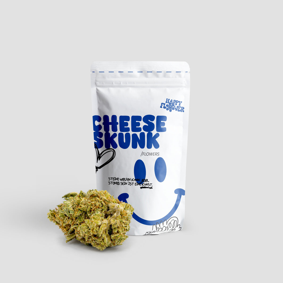 Happy Flower Cheese Skunk CBD Flowers in weißer Standbeutel-Verpackung mit einer großen Cannabisblüte im Vordergrund auf hellem Hintergrund.