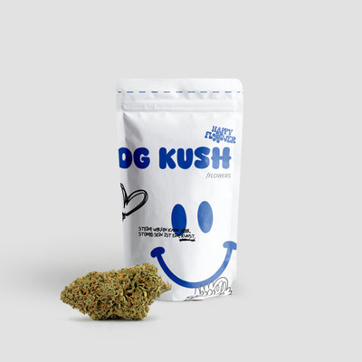 Happy Flower OG Kush CBD Flowers in weißer Standbeutel-Verpackung mit einer großen Cannabisblüte im Vordergrund auf hellem Hintergrund.