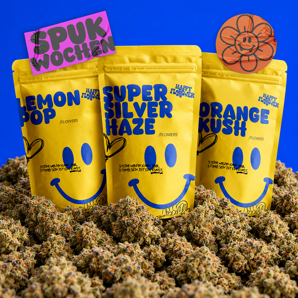 Drei gelbe Happy Flower Blütenverpackungen der Sorten Lemon Pop, Super Silver Haze und Orange Kush stehen auf einem großen Haufen Cannabis Blüten vor einem kräftig blauen Hintergrund.