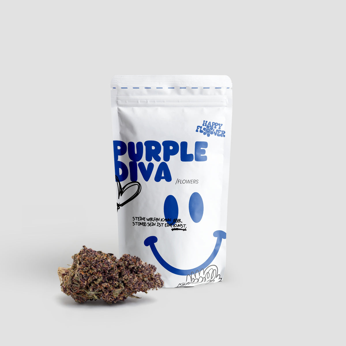 Happy Flower Purple Diva CBD Flowers in weißer Standbeutel-Verpackung mit einer dunkelvioletten Cannabisblüte im Vordergrund auf hellem Hintergrund.