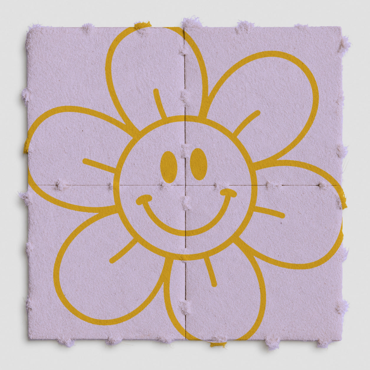 Vier quadratische, perforierte Blotter-Papiere in Helllila mit gelber, lächelnder Blumenillustration auf weißem Hintergrund.
