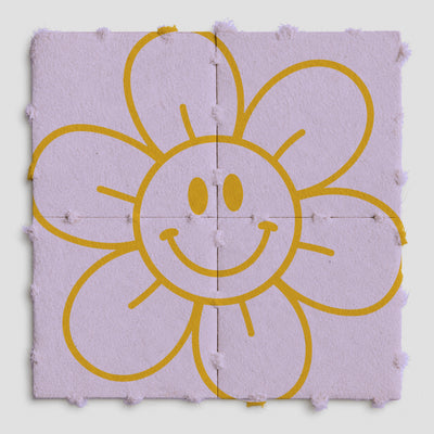 Vier quadratische, perforierte Blotter-Papiere in Helllila mit gelber, lächelnder Blumenillustration auf weißem Hintergrund.
