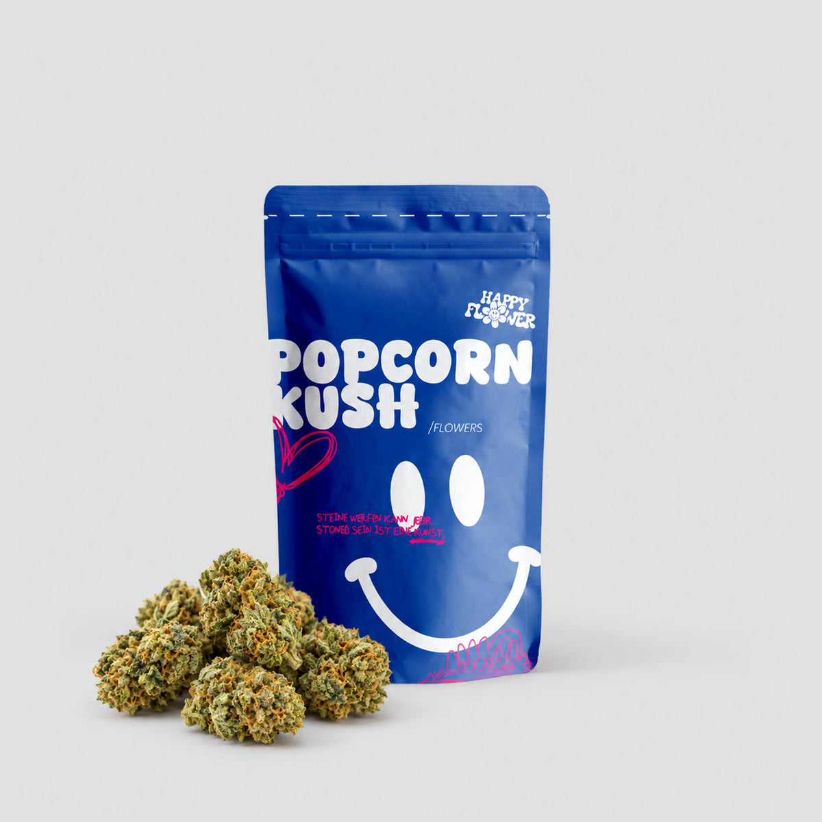 Blaues Happy Flower Popcorn Kush Baggy mit mehreren Cannabisblüten davor auf weißem Hintergrund.