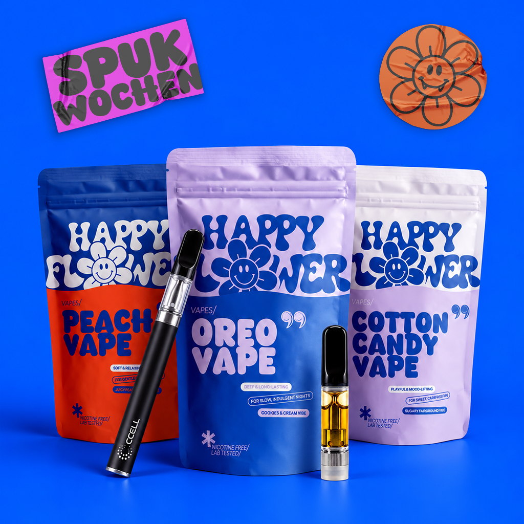 Drei Happy Flower Vape-Verpackungen in den Sorten Peach, Oreo und Cotton Candy auf leuchtend blauem Hintergrund. Davor stehen ein schwarzer CCELL Vape-Pen und eine goldgelb gefüllte Vape-Kartusche.