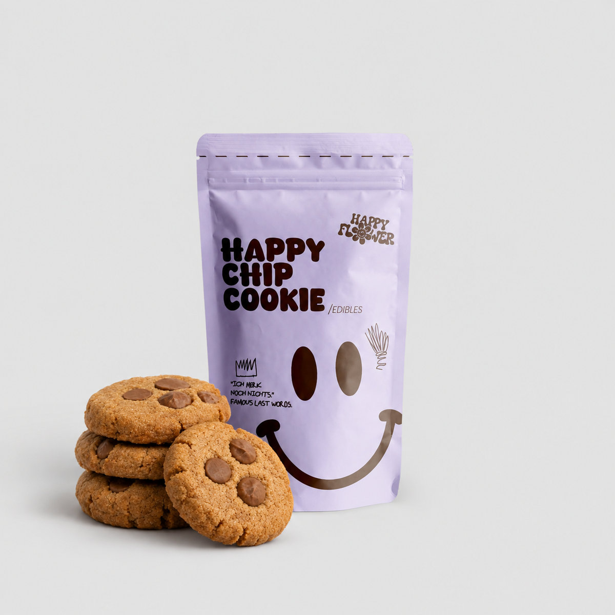 Happy Flower Happy Chip Cookie Edibles in lilafarbener Standbeutel-Verpackung mit mehreren Chocolate-Chip-Cookies im Vordergrund auf hellem Hintergrund.