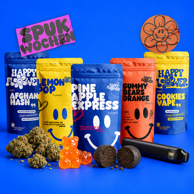 Fünf bunte Happy Flower Produktverpackungen mit Afghan Hash, Lemon Pop, Pineapple Express, Gummy Bears Orange und Cookies Vape auf blauem Hintergrund. Davor liegen CBD-Blüten, orangefarbene Gummibärchen, Haschisch und ein schwarzer Vape.