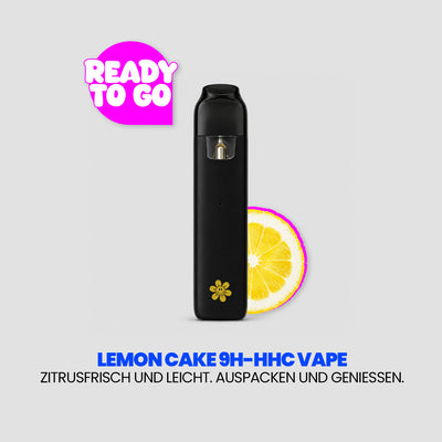 Imagen publicitaria de «Lemon Cake 9H-HHC Vape». En el centro aparece un vaporizador negro delante de una rodaja de limón; en la parte superior izquierda, dentro de un bocadillo rosa, se lee «Ready to go». Debajo, el eslogan: «Frescor cítrico y ligero. Desempaquetar y disfrutar».