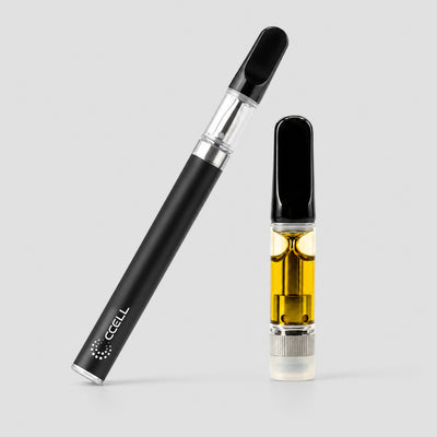 Un stylo vape CCELL noir et une cartouche séparée remplie d'huile de THC de couleur jaune doré, présentés dans une composition minimaliste sur fond neutre.