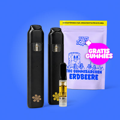 Imagen del producto sobre fondo azul con dos vaporizadores de THC negros, un cartucho pequeño para vaporizador y una bolsita de color lila con la inscripción «Gominolas de THC con sabor a fresa». Sobre la bolsita hay una pegatina rosa con la inscripción «Gominolas gratis».