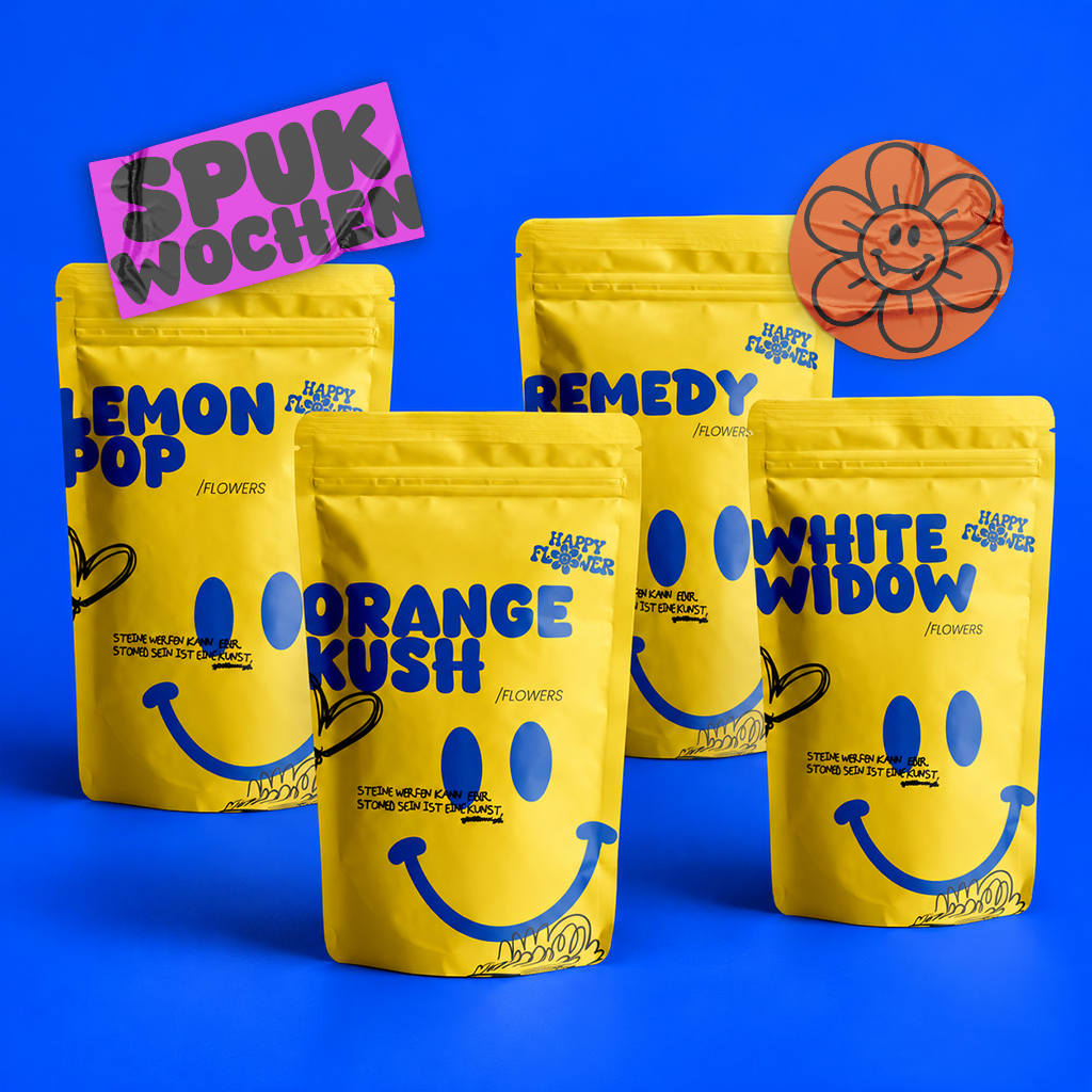 Vier gelbe Happy Flower Blüten-Baggys der Sorten Lemon Pop, Orange Kush, Remedy und White Widow in einer ästhetischen, leicht überlappenden Komposition auf kräftig blauem Hintergrund.